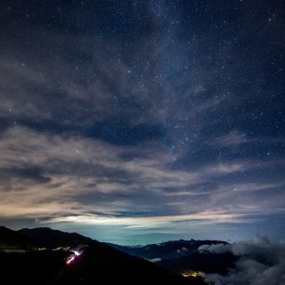 Cielo stelle notte montagna