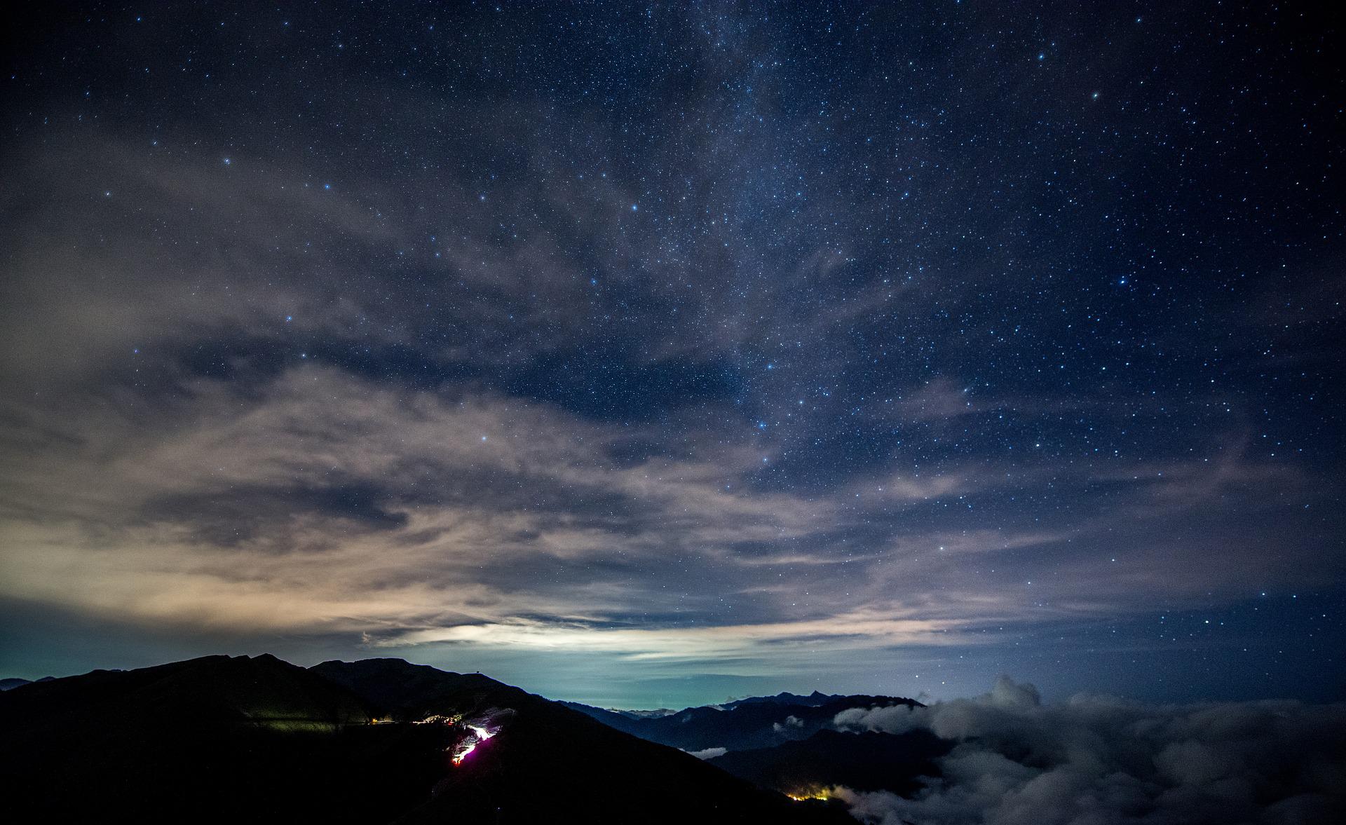Cielo stelle notte montagna