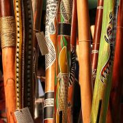 Cerchio attorno al fuoco con didgeridoo