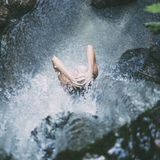 Acqua fiume cascata