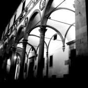 Pistoia notturna tra luci e ombre